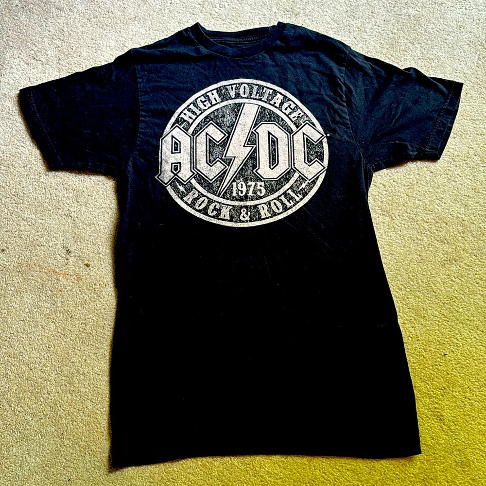 AC⚡️DC small black T shirt